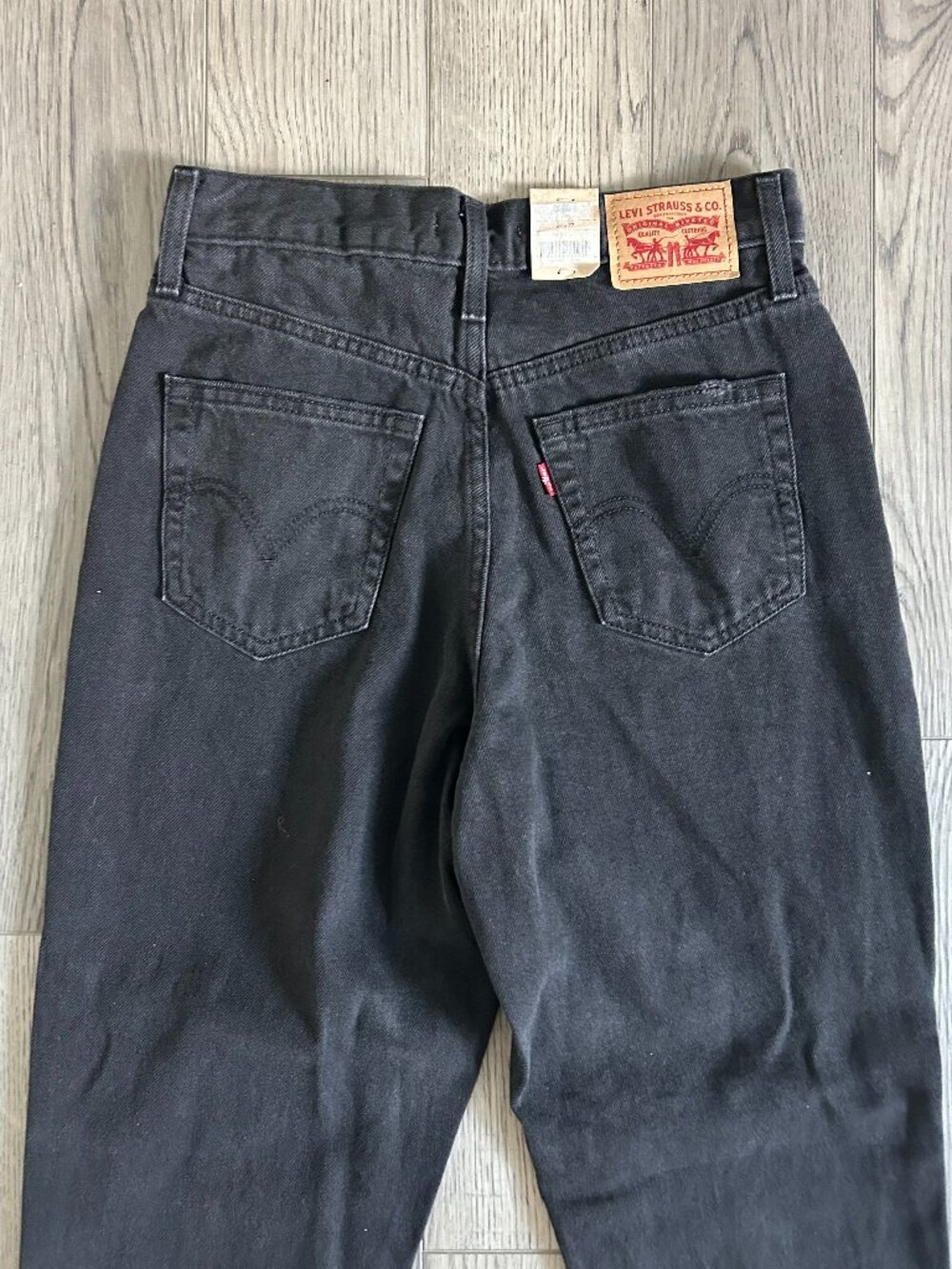 Levi’s High Waisted Mom Jeans Womens 27x27 Black Distressed NWT High Rise Taper - Picture 15 of 16